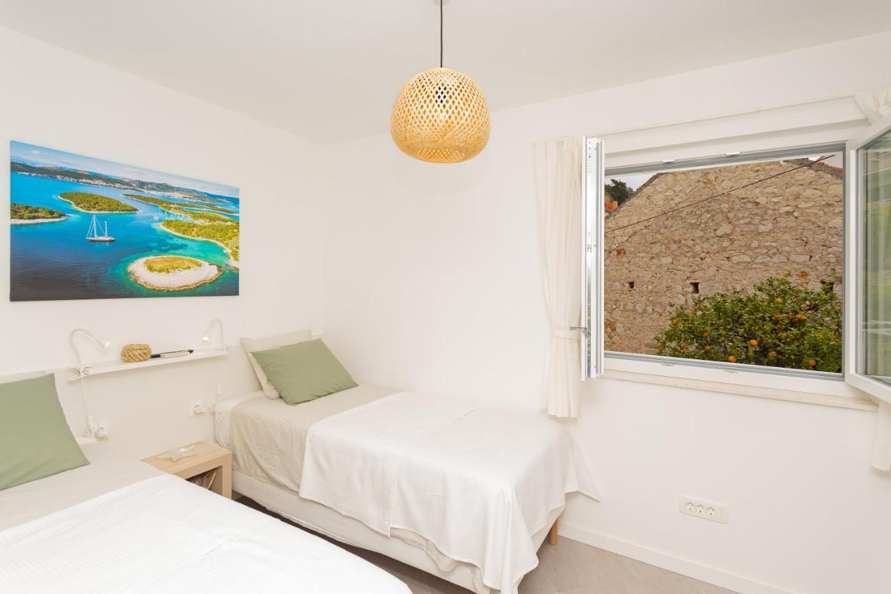 Jesliving Hvar - 2 Bedroom Elegant Apartment With Sea View In Historic Center Of Hvar Town Exterior foto